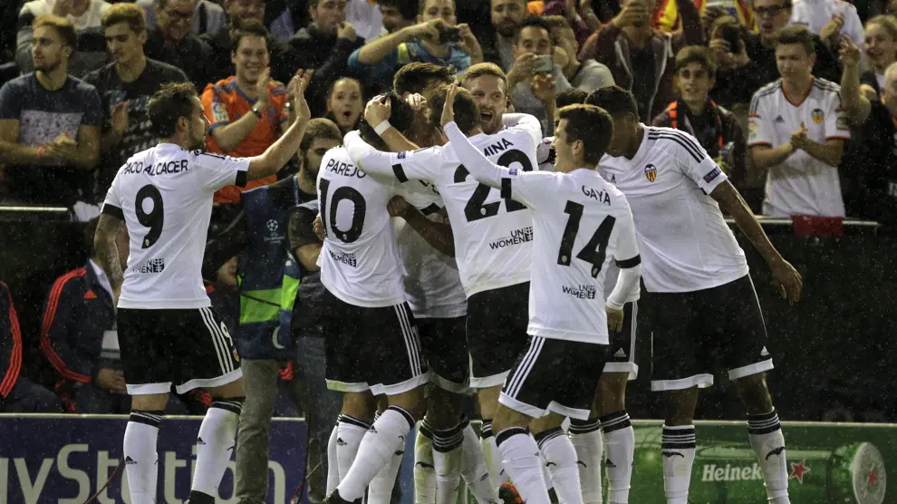 Los jugadores del Valencia celebran un gol durante el partido contra el Gent.