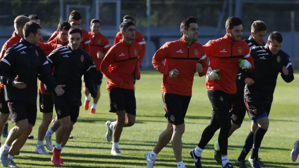 Los jugadores del Real Zaragoza, durante el entrenamiento de este miércoles