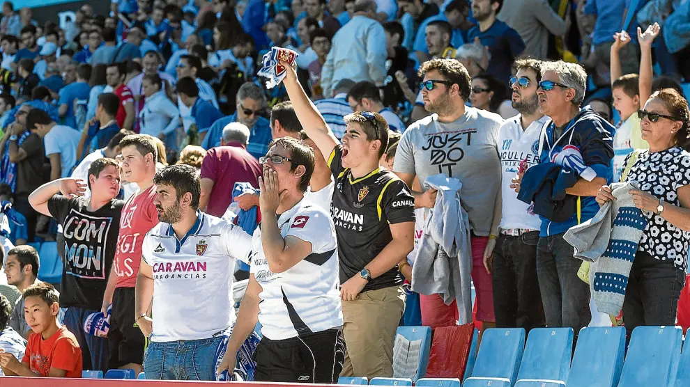 Varios aficionados protestando desde la grada en el partido de ayer por el mal juego del RealZaragoza.