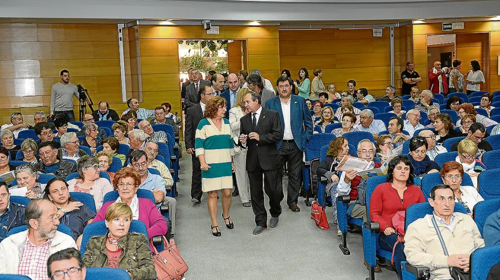 Broto, junto a representantes de asociaciones, ayer en el Palacio de Congresos de Teruel.
