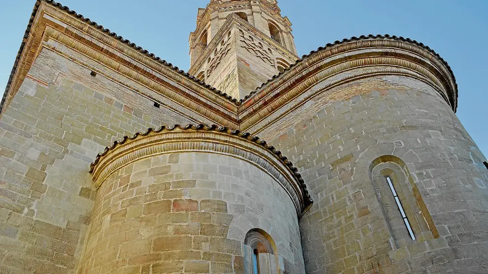 Visión del exterior de la catedral con su torre mudéjar y la nave de bóveda de cañón.