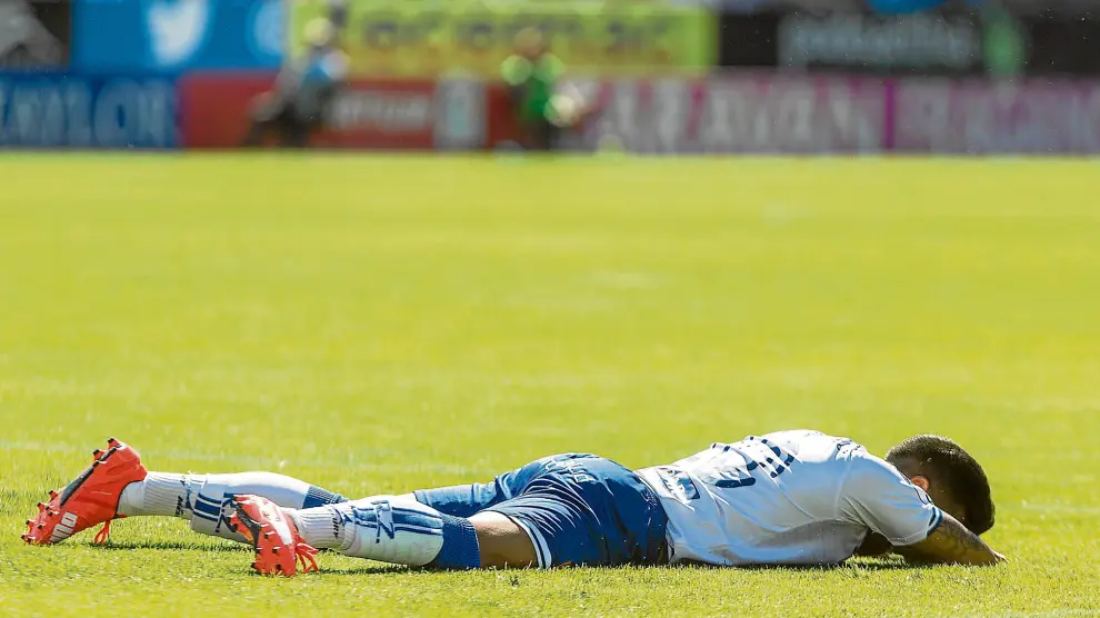 Jorge Díaz, tendido sobre el césped, desolado, al término del encuentro disputado ayer en La Romareda.