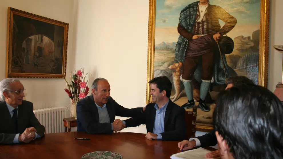 Petón estrecha la mano al alcalde de Huesca, Luis Felipe
