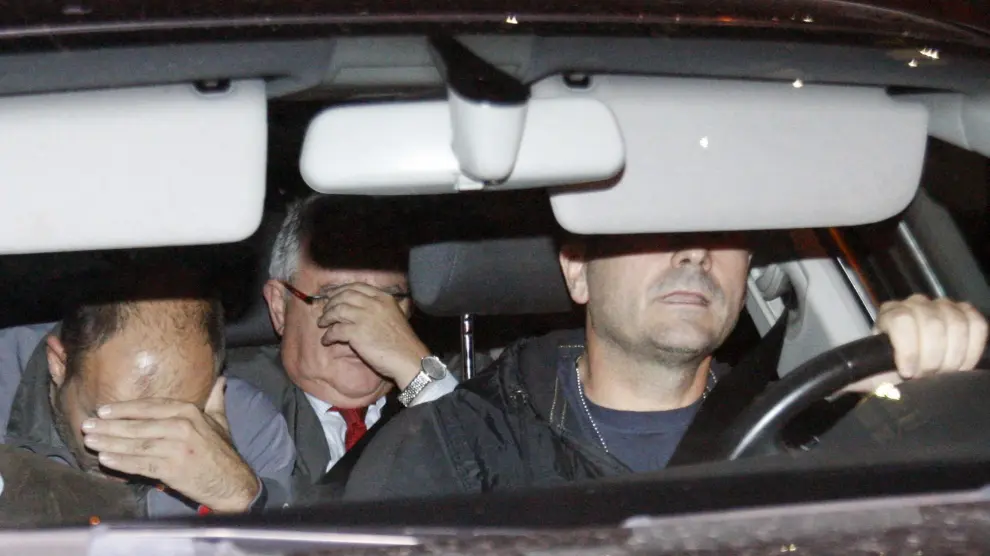 Andreu Viloca se tapa la cara en un vehículo policial.