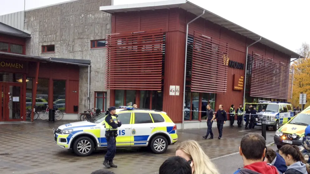 La policía sueca acordona el colegio Kronan en Trollhaettan.