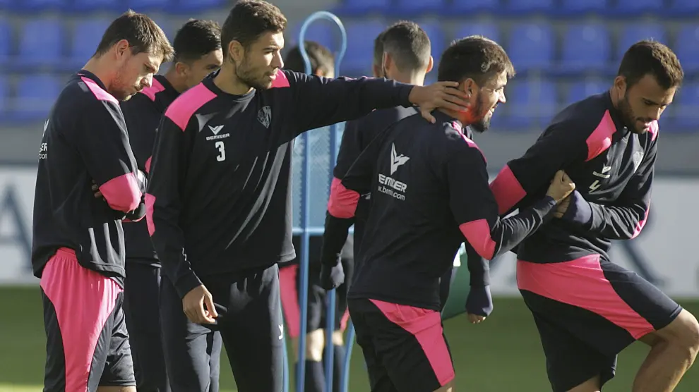Los jugadores de la SD Huesca, durante un entrenamiento
