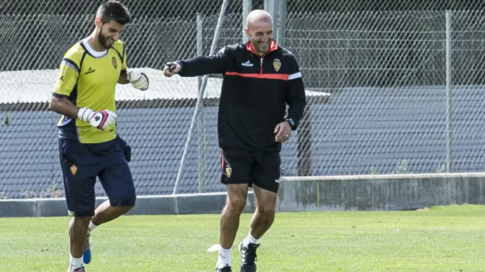 Álvaro Ratón bromea con Popovic en un entrenamiento del primer equipo