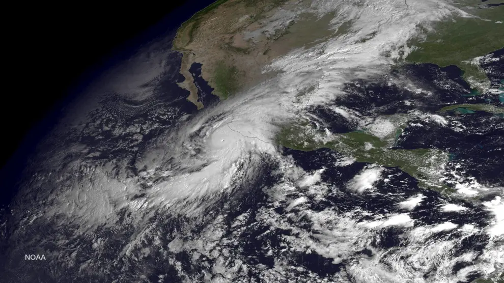 Imagen de satélite en el que se aprecia el huracán Patricia a su llegada a la costa de México.