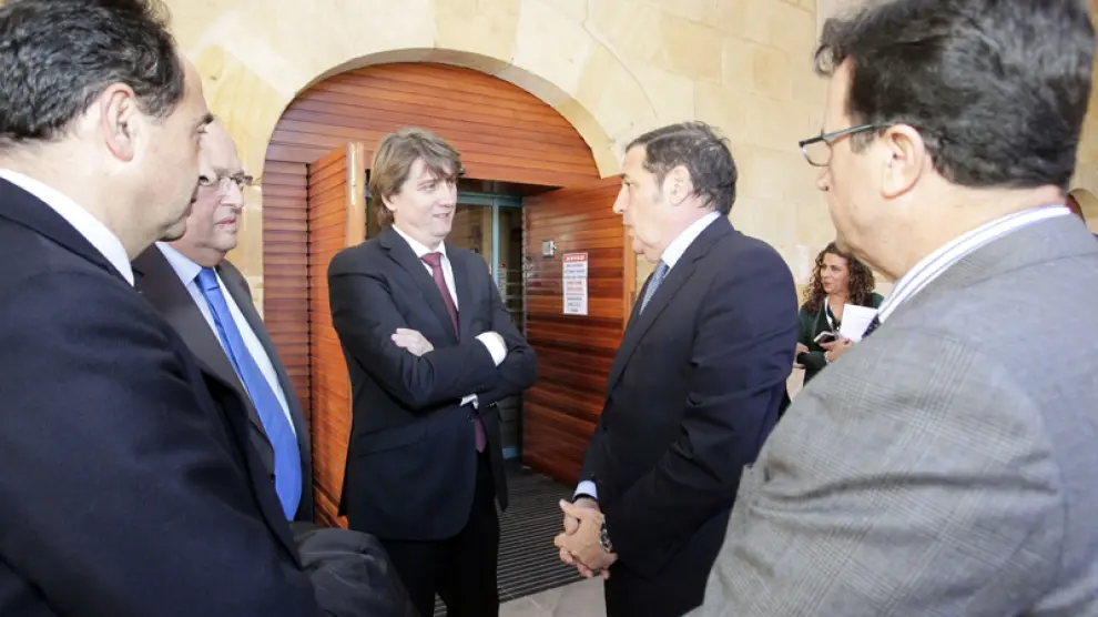 En el centro de la imagen, el alcalde de Soria, Carlos Martínez (i), junto al consejero de Sanidad, Antonio María Sáez Aguado.