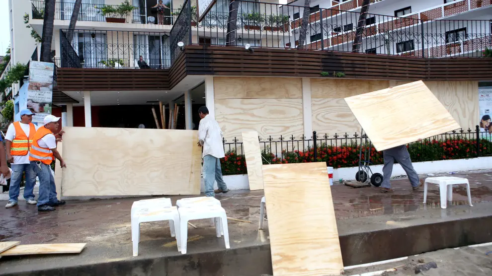 Habitantes de Puerto Vallarta se preparan para el huracán más fuerte de la historia resgistrado.