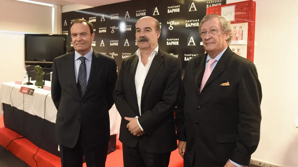 Resines  junto al director general de la Academia, Porfirio Enríquez y el consejero de la empresa Saphir Parfums, Gregorio Martínez.