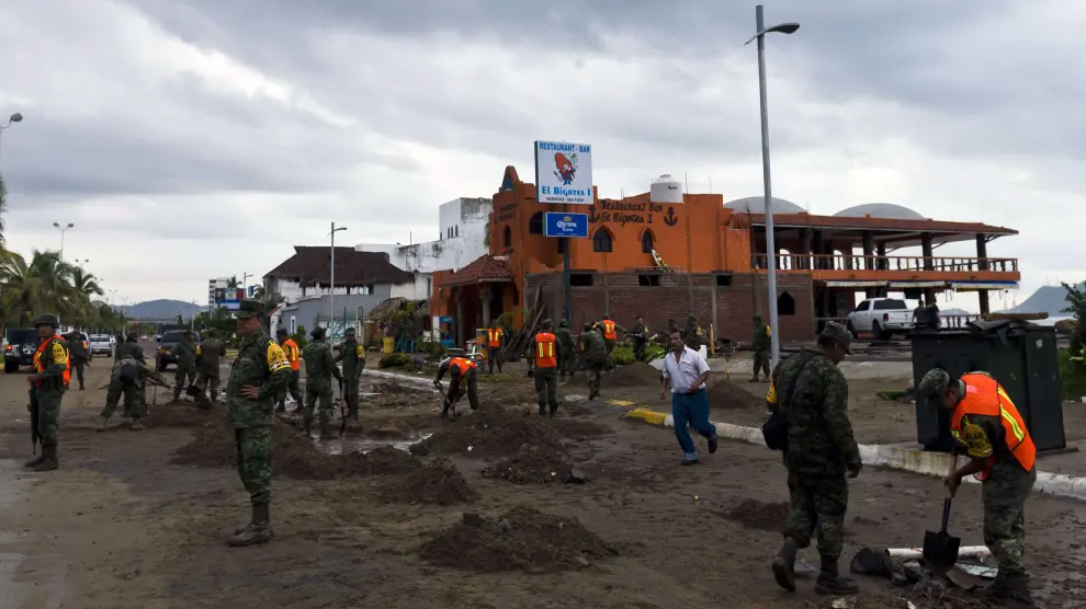 Soldados mexicanos levantan la tierra de las calles en Manzanillo.
