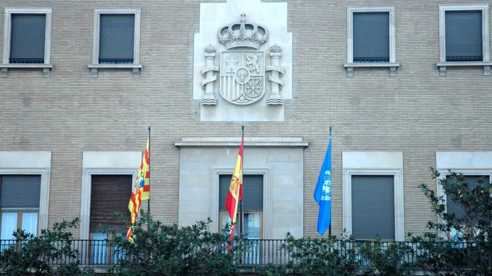 La bandera de Naciones Unidas ondea en la fachada de la Delegación del Gobierno en Aragón.