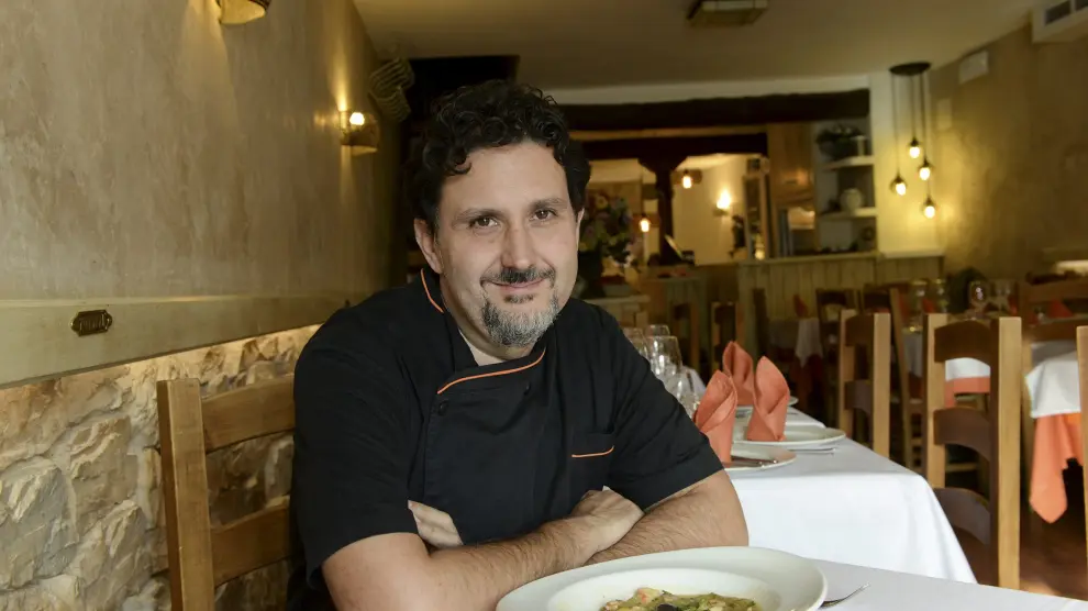 Carlos Narro, chef del restaurante Rincón del Chorro, de Albarracín, con el plato de borrajas con setas de cardo y gambas.