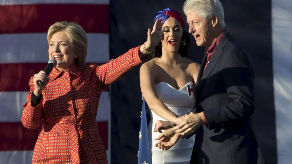 Bil Clinton baila con Katy Perry durante la intervención de Hillary Clinton en Iowa