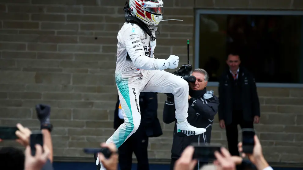Hamilton celebra la victoria en la carrera y en el Mundial