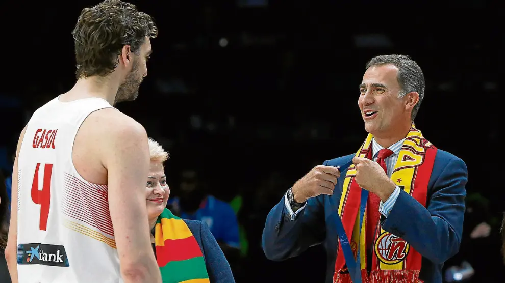 El Rey bromea con Pau Gasol antes de entregarle la medalla de oro.