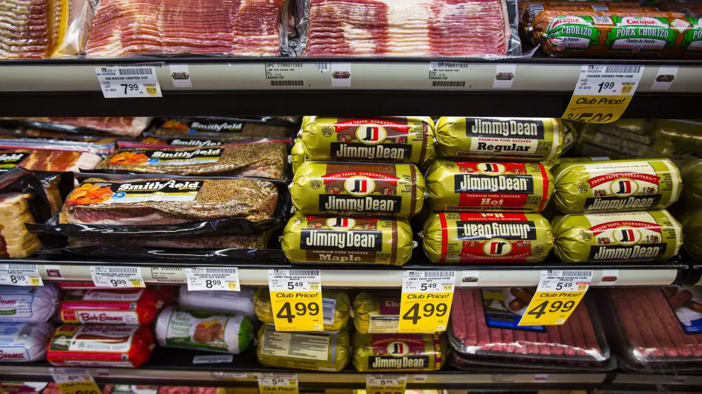 Un estante de embutidos y otras carnes procesadas en Estados Unidos.