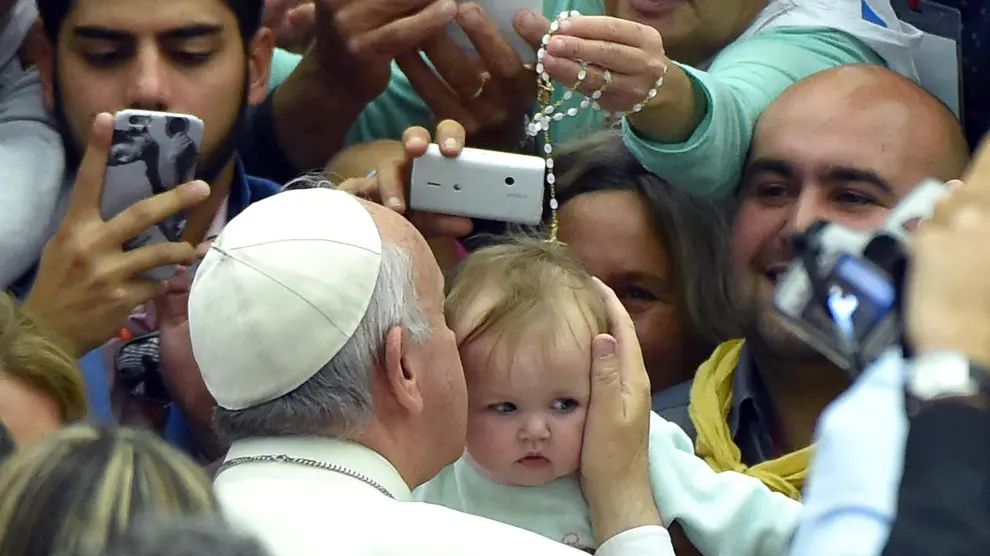 El papa Francisco arropado durante su encuentro con cerca de 5.000 gitanos.