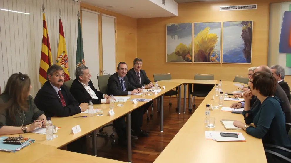 Sebastián Celaya en la reunión con los representantes de las comarcas del Aragón oriental