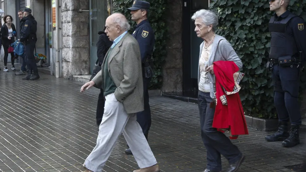 El expresidente de la Generalitat Jordi Pujol y su esposa Marta Ferrusola salen de su casa, imagen de archivo.