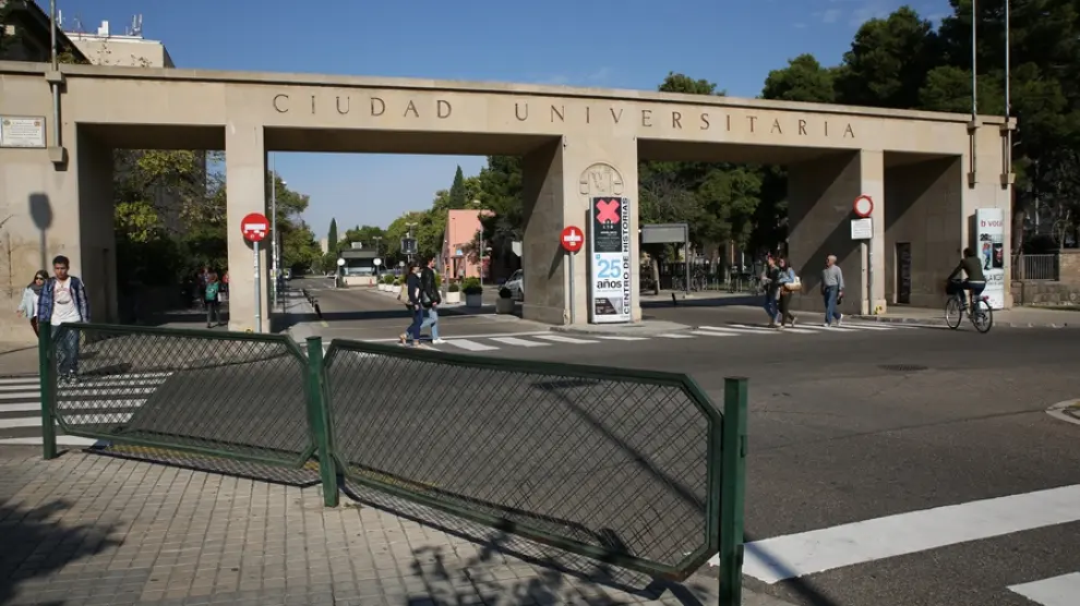 Entrada a la Ciudad Universitaria de Zaragoza.
