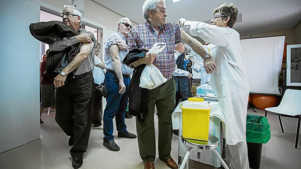 Ayer, en el centro de salud de la Bombarda de Zaragoza se vacunaron un centenar de personas.
