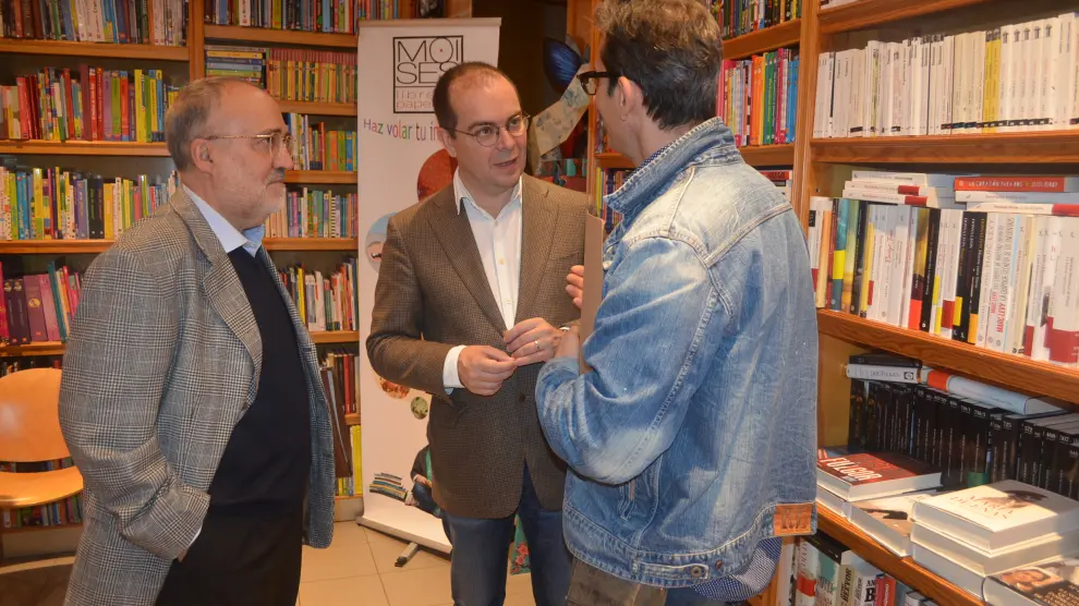 Javier Sierra en la librería Moisés de Barbastro con los escritores Antonio Abarca y Antonio Buil que le regalaron su libro sobre Julieta.