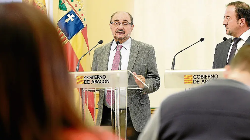 Lambán atiende a la prensa tras reunirse con el presidente de la DPT, Ramón Millán.
