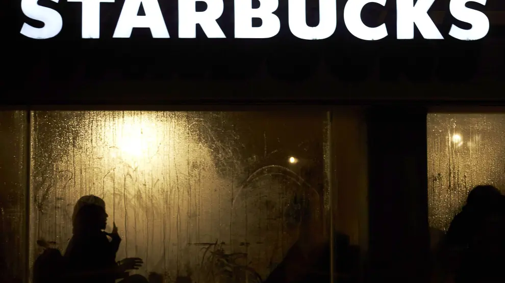 Demandan a Starbucks por "llenar a medias" los cafés