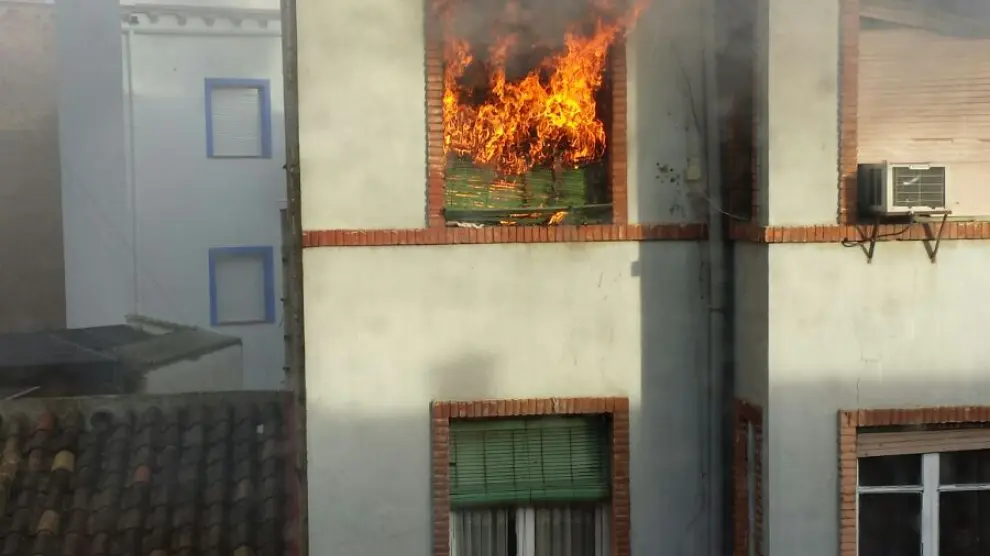 Incendio de una vivienda visto desde la calle Valimaña.