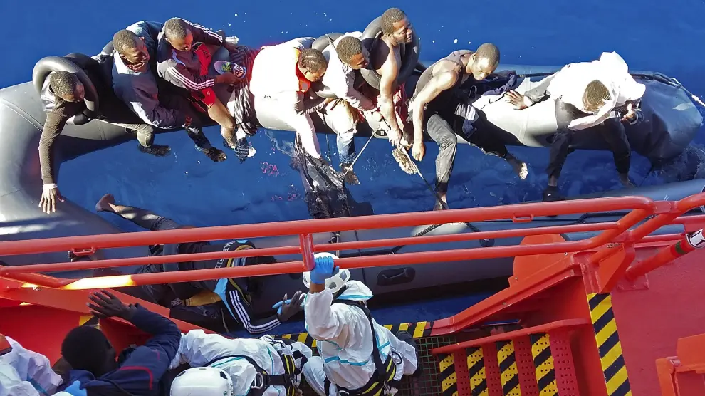 Una imagen del rescate de los 15 inmigrantes rescatados por Salvamento Marítimo.