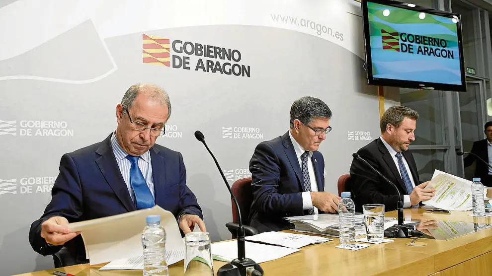 Los consejeros Fernando Gimeno, Vicente Guillén y José Luis Soro, ayer, tras el Consejo de Gobierno.