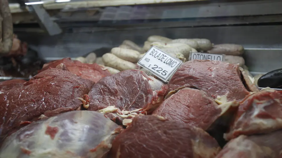 Cortes de carne en la carnicería de un supermercado.