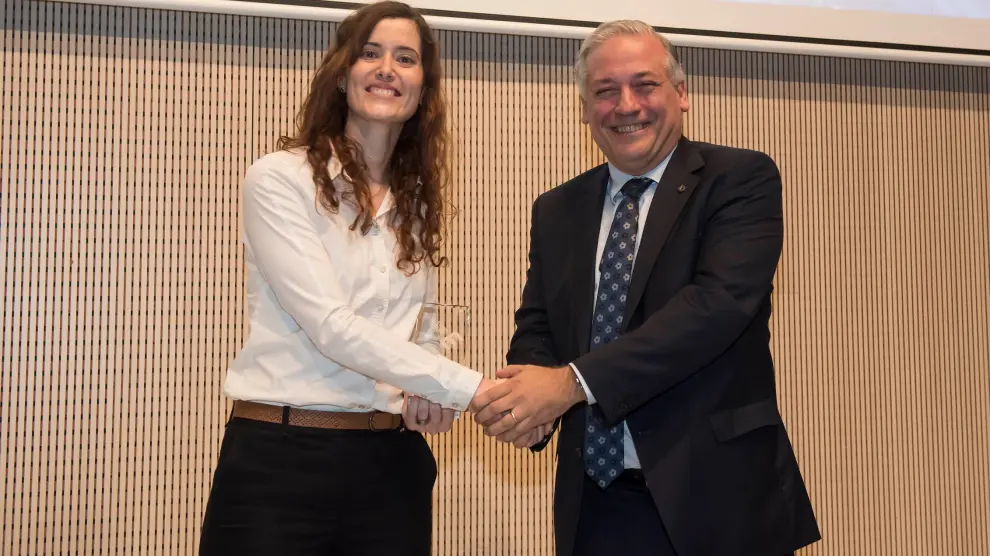 Belén Masiá recibe el premio de manos de Carlos Perdiguer, director de Márquetin de BSH Electrodomésticos España.
