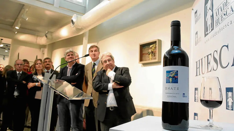 Miguel Ángel López y Lorenzo Torrente a la derecha en la presentación del vino solidario.