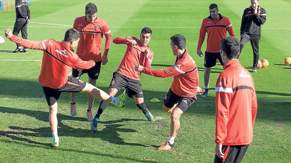 Ángel y Pedro, dos novedades hoy en el equipo por distintas causas, juegan un rondo con Ortí, Cabrera, Rico y Morán.