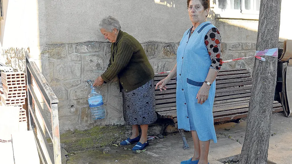 Desde el pasado 20 de octubre, los vecinos de Bello en la foto se abastecen de un grifo instalado en el edificio de la casa del médico que proporciona agua desnitrificada.