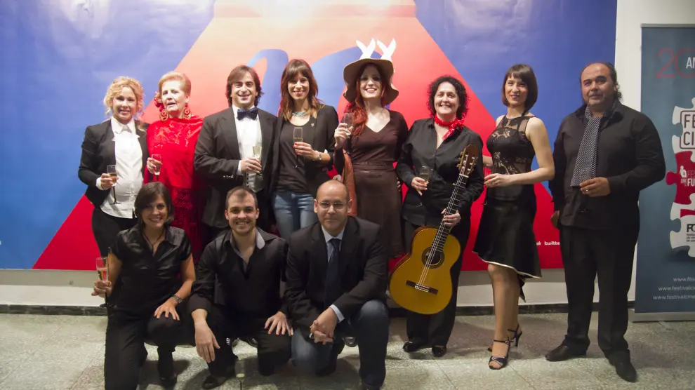 José Antonio Aguilar con los artistas del espectáculo 'Que 20 años no son nada'.