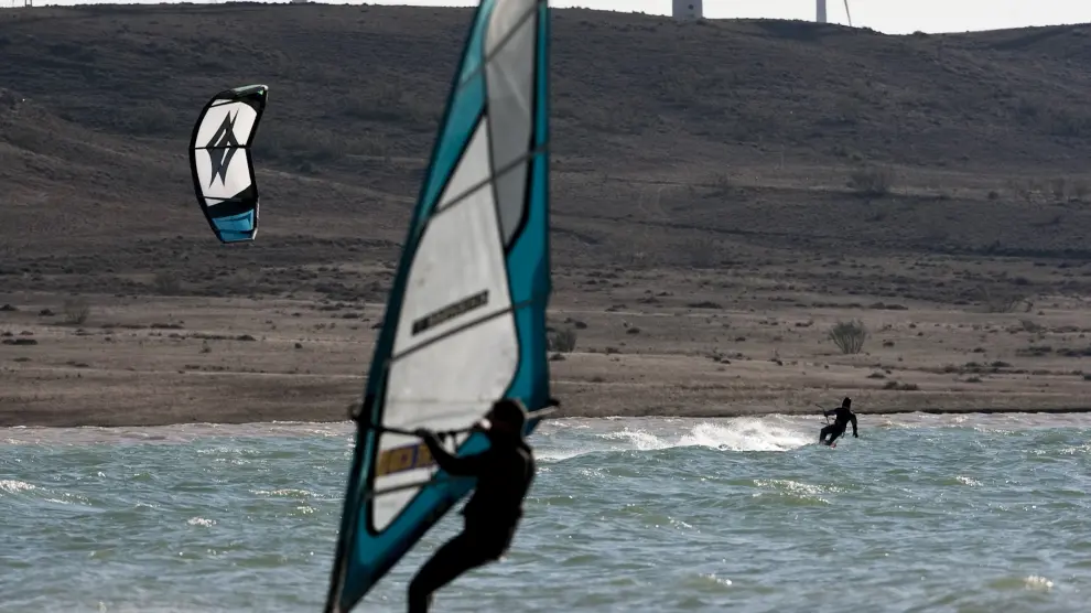 Dos deportistas practican Windsurf y Kitesurf en La Loteta