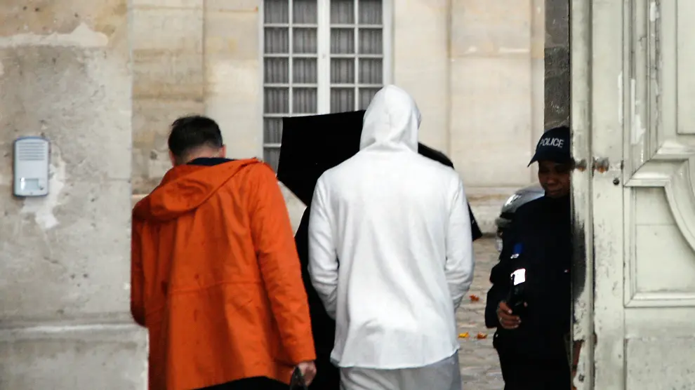 Karim Benzema acompañado por agentes de la policía francesa.