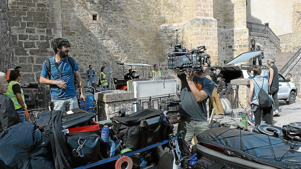 El equipo técnico del rodaje de 'The Promise' prepara los equipos de filmación al pie de la Catedral de Albarracín.