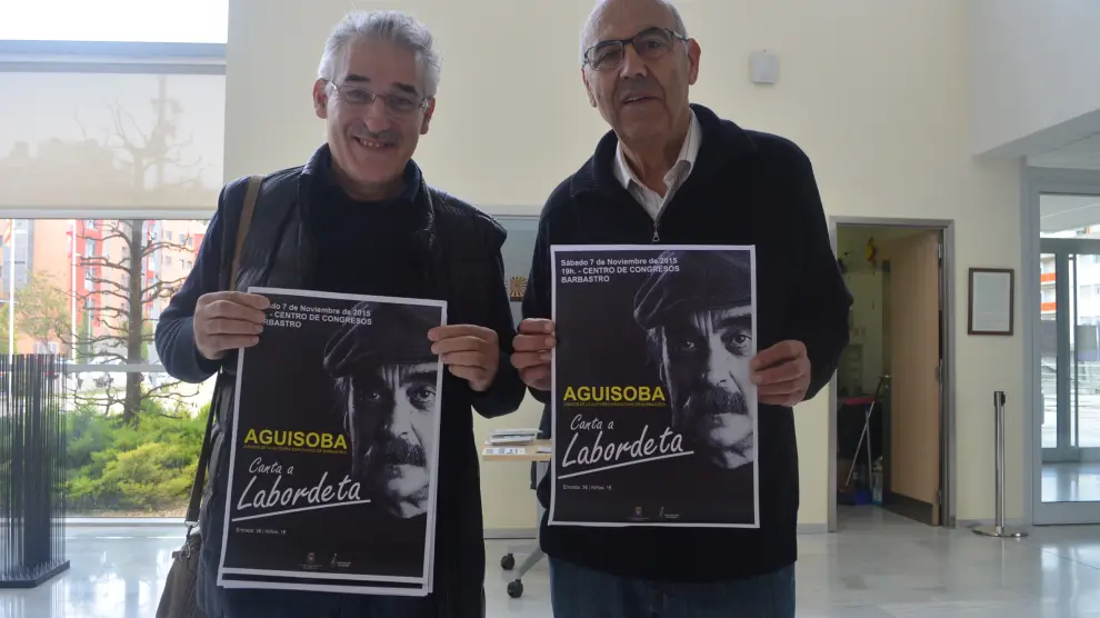 José Luis Pascual y Manuel Laplana de Aguisoba con el cartel del concierto en honor a Labordeta.