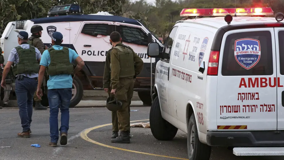 Agentes de seguridad acuden a la zona para trasladar al israelí herido al hospital más cercano.