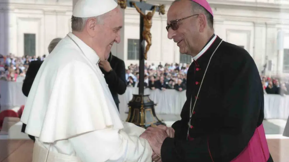 El papa Francisco saluda a Juan José Omella, en marzo de 2014.