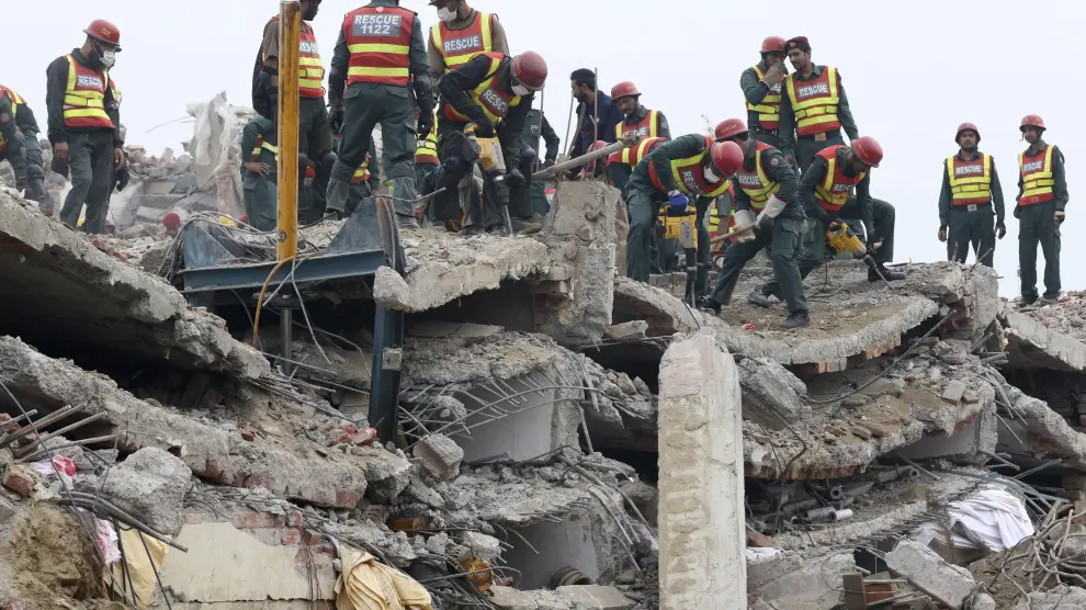 Los servicios de rescate trabajan buscando entre los escombros tras el derrumbe.