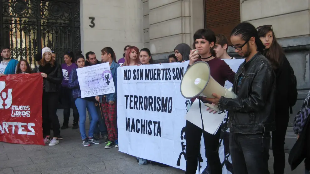 Concentración en la plaza de España por la violencia machista.