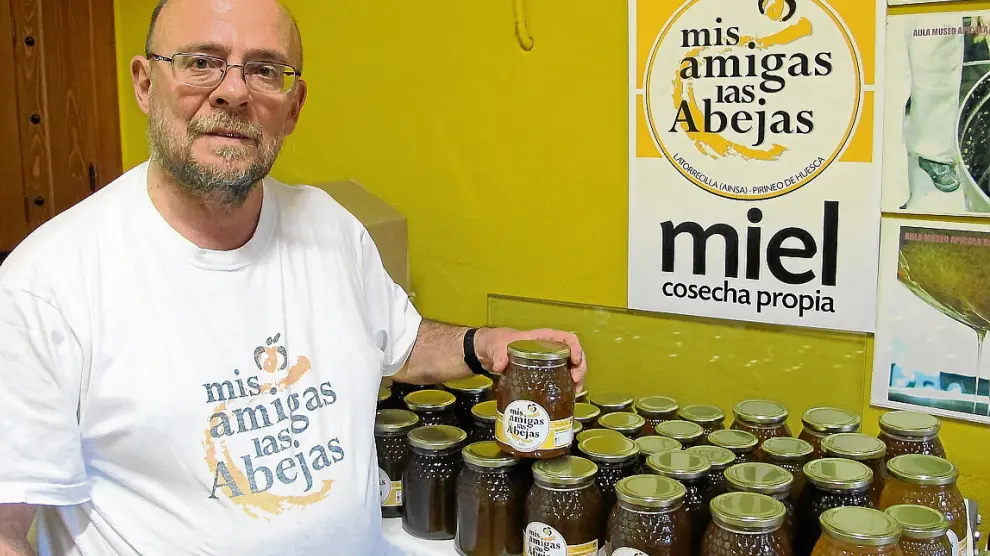 Francisco Parra, con los tarros de miel que produce y comercializa en Latorrecilla.