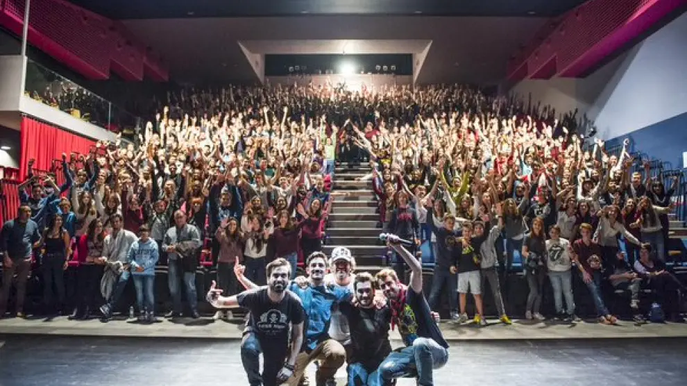 Los 'youtubers' Wismichu y Auronplay con sus seguidores en la Teatro de las Esquinas.