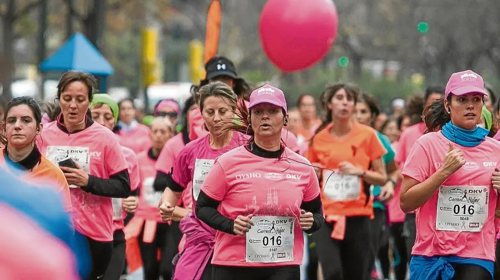 Una imagen de la Carrera de la Mujer de 2014, que congregó a 6.500 mujeres por las calles de Zaragoza.